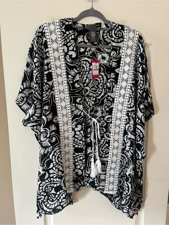 Vince Camuto Tops - Vince Camuto Lace-Trim Black and White Kimono Wrap OSFM